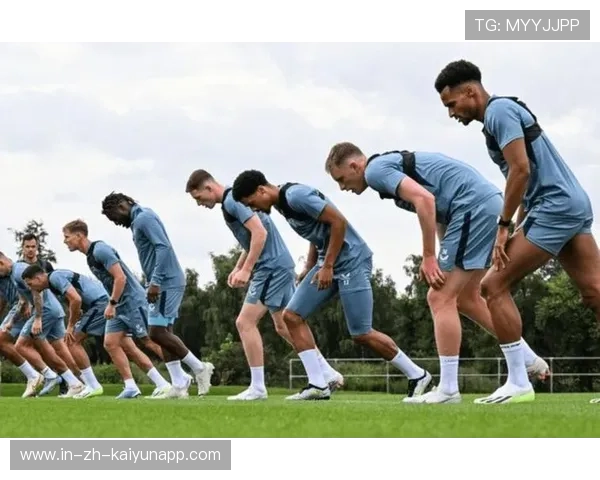 AC米兰传球组织：中场球员练习短传渗透与换边精度